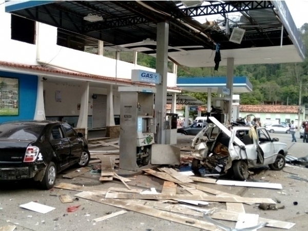 Cilindro GNV de carro explode em posto de combust�veis em Pira�, RJ