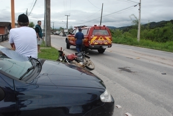 Homem fica ferido em acidente entre carro e moto 