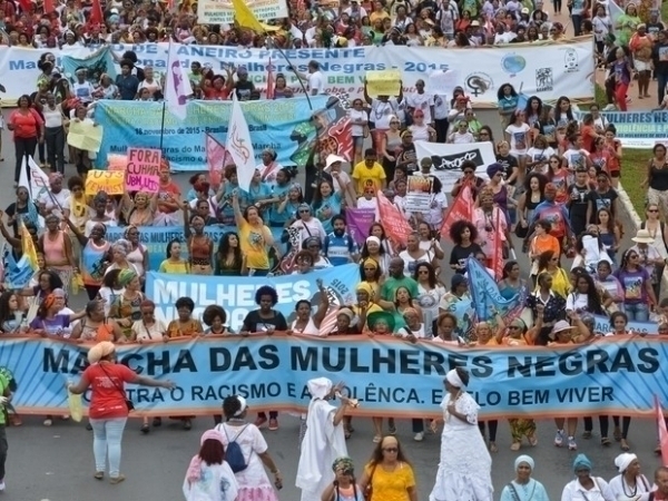 Mulheres negras tomam ruas e redes sociais contra duplo preconceito