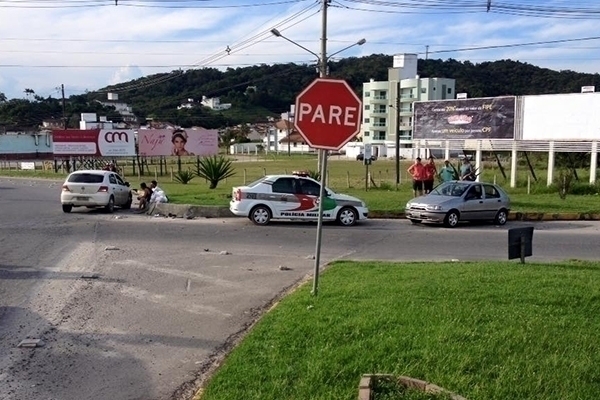 Mulher fica ferida em acidente no trevo da Parolli