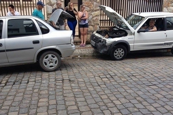 Coliso no Centro de Gaspar envolve dois veculos