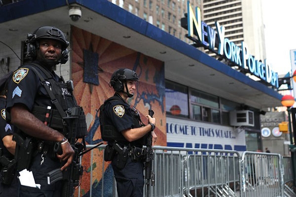 Times Square  isolada devido a mala suspeita em Nova York