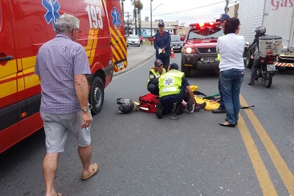 Carro e moto colidem e mulher fica ferida no Centro de Gaspar