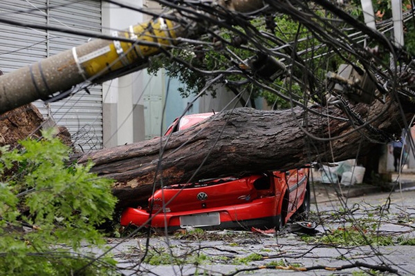 Ap�s temporal, moradores de parte de SP ainda enfrentam transtornos