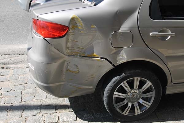 Coliso entre carro e caminho causa transtornos no Centro de Gaspar