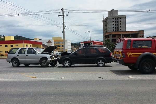 Trs pessoas ficam feridas em acidente na Avenida Francisco Mastella 