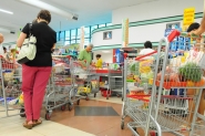 Vendas do com�rcio caem pelo terceiro m�s seguido, diz IBGE