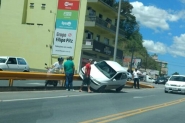 Motorista perde controle e sobe em guardrail na Avenida das Comunidades