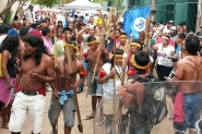 Pol�cia usa g�s de pimenta para evitar invas�o de �ndios a anexo da C�mara