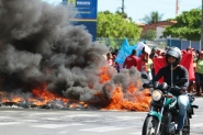 Manifestantes fazem protestos contra a PEC dos gastos pelo pa�s