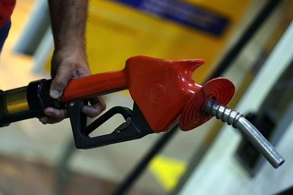Ap�s duas quedas, Petrobras eleva pre�o da gasolina e diesel na refinaria