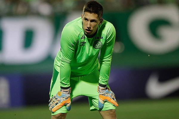 Goleiro Follmann ficou aliviado ao pousar no Brasil, diz m�dico da Chapecoense