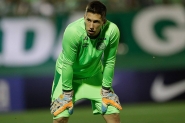 Goleiro Follmann ficou aliviado ao pousar no Brasil, diz m�dico da Chapecoense