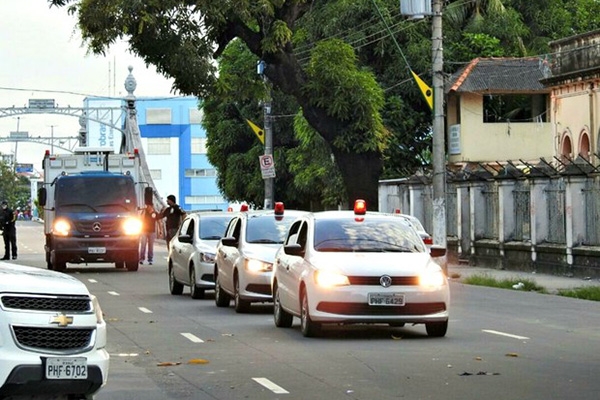 Ap�s mortes, 20 detentos s�o transferidos de cadeia em Manaus