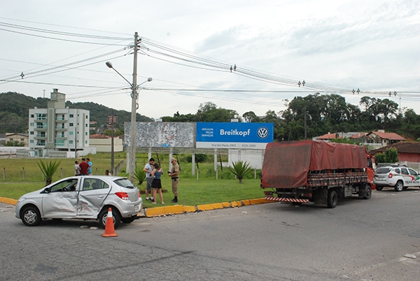 Acidente na Rodovia Ivo Silveira causa transtornos no trnsito