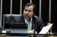 A tr�s semanas da elei��o, parte da oposi��o estuda apoiar Maia na C�mara