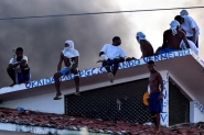 Maior penitenciária do RN tem 7º dia de motim; presos voltam ao telhado
