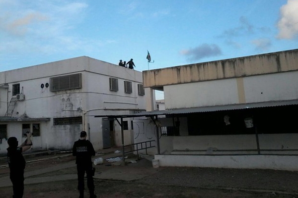 Agentes entram em Alca�uz para tentar retomar controle do pres�dio