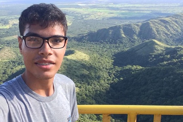 Jovem morre ap�s levar choque ao desmontar palco usado no carnaval