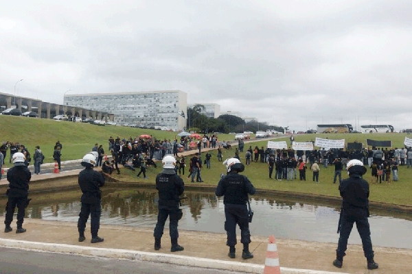 Contra reforma da Previd�ncia, agentes penitenci�rios protestam em frente ao Congresso