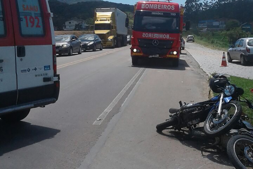 Duas Mulheres Ficam Feridas Em Acidente Entre Motocicletas Na Br 470