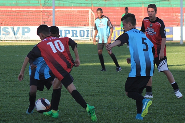 Escolas do Vale do Itaja� disputam finais do Bom de Bola SC
