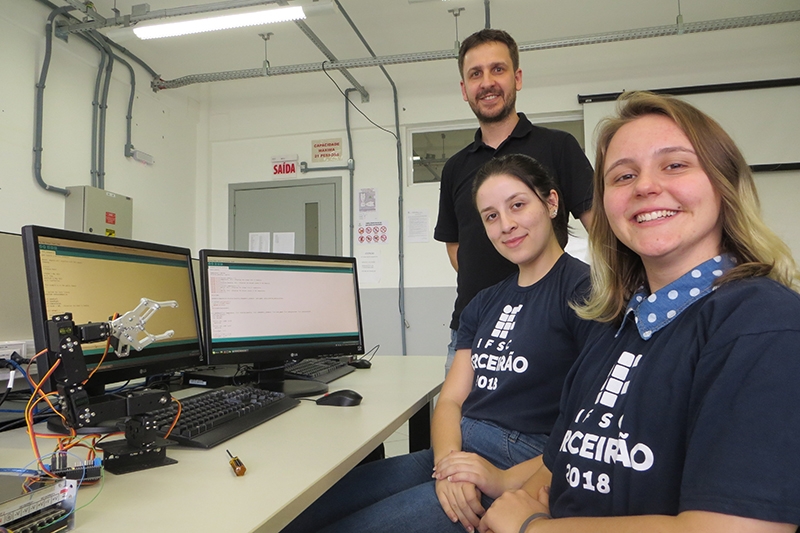 Professor e alunos do IFSC de Gaspar criam brao robtico