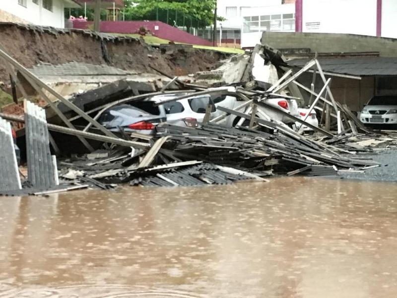 Muro e telhado de estacionamento desabam em cima de carros em Blumenau