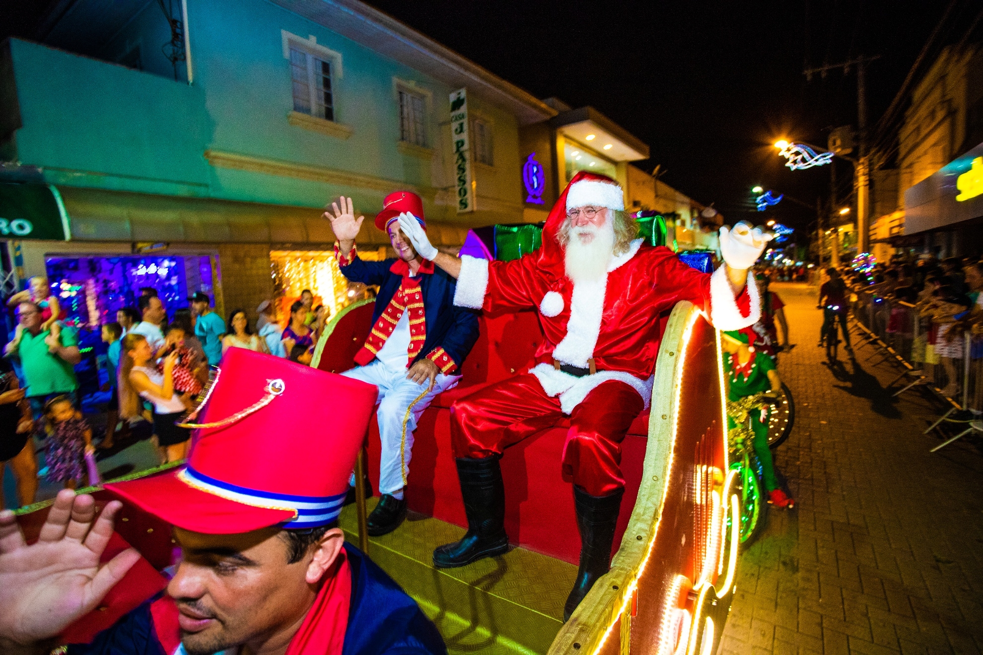 Desfile de Natal marca a chegada do Papai Noel em Gaspar