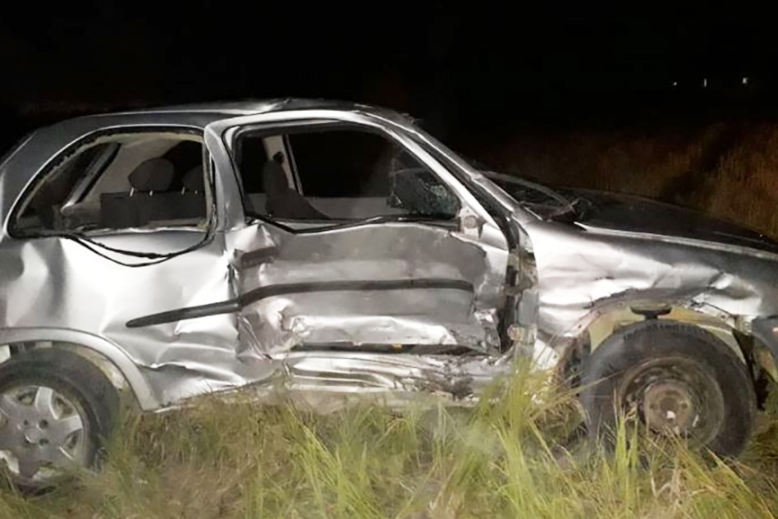 Coliso seguida de capotamento deixa mulher e criana feridas no bairro Lagoa
