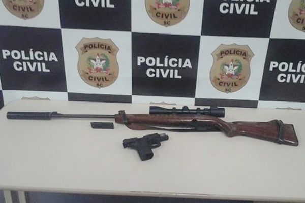 Dono de estamparia  preso aps ameaar fiscal pblico com arma em Gaspar