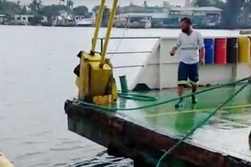 Ferry boat Itaja-Navegantes encalha durante travessia de carros