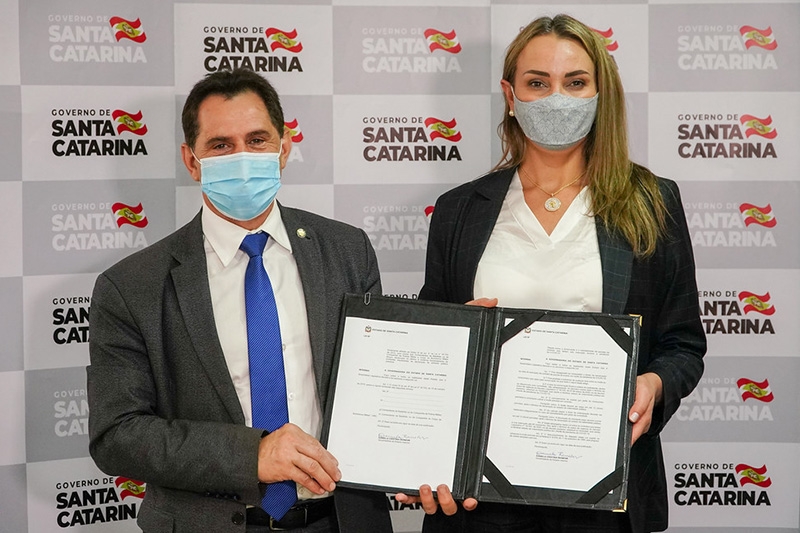 Covid-19: governadora de SC sanciona lei que isenta impostos sobre compra de vacinas