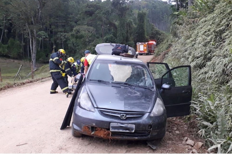Motorista colide em barranco no bairro Arraial D'Ouro, em Gaspar