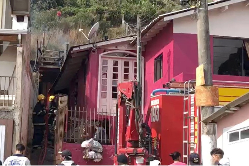 Incndio em residncia mata trs crianas carbonizadas em Lages