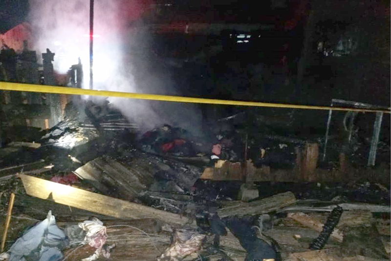 Incndio destri casa no Centro de Ilhota