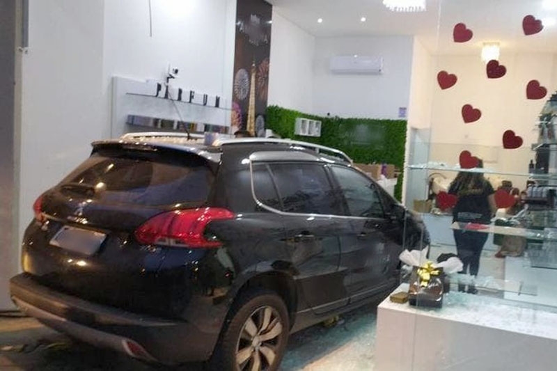 Homem invade com carro loja que ex-mulher trabalha em Balnerio Cambori