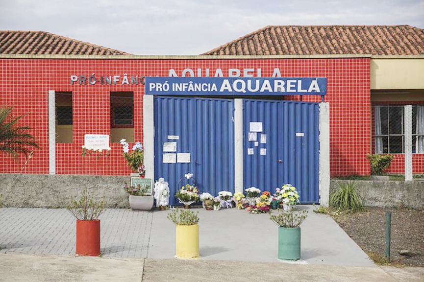 Assassino recebe alta e  levado ao presdio aps ataque em creche de Saudades