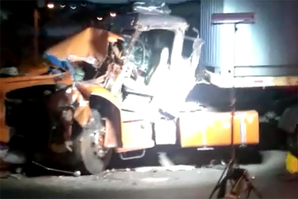 Coliso entre caminhes deixa motorista preso s ferragens na BR-470, em Indaial