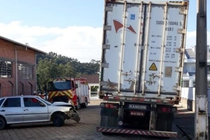 Ladro sofre acidente de trnsito com carro roubado em Apina