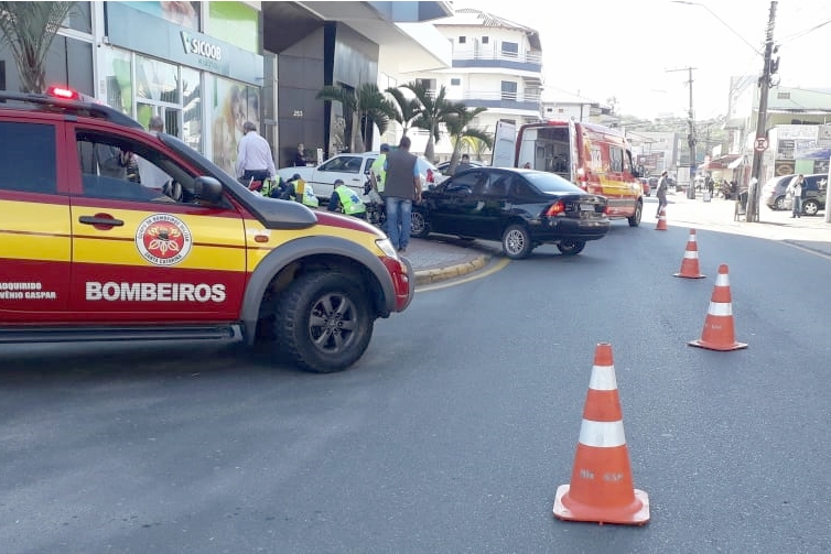 Coliso entre carro e moto deixa homem ferido no Centro de Gaspar