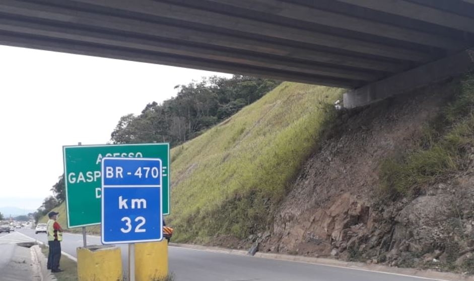Homem  levado ao hospital em estado grave aps ser encontrado cado na BR-470, em Gaspar