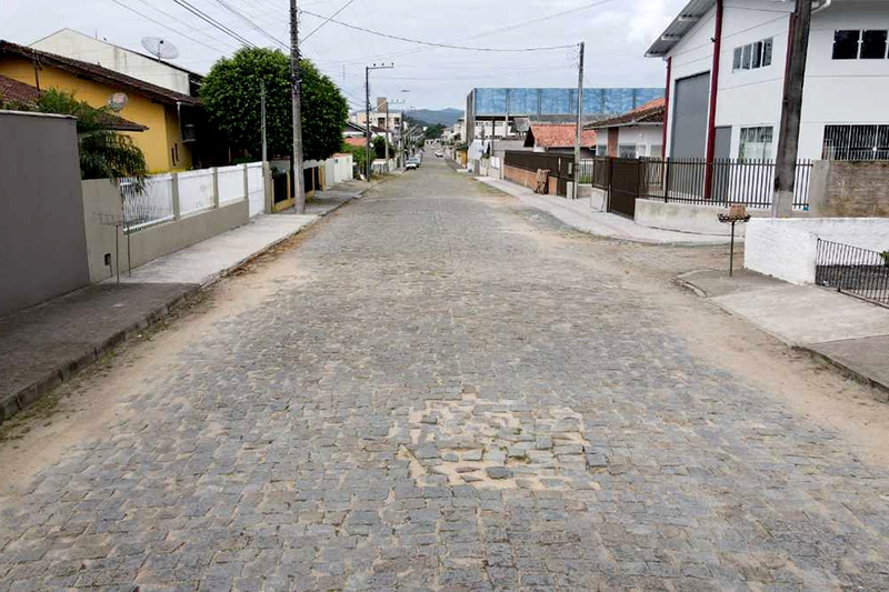 Prefeito autoriza obras de pavimentao na rua da escola Norma Mnica Sabel