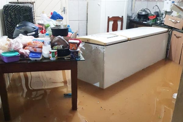 Chuva causa alagamentos e deslizamentos de terra em diversas cidades de SC
