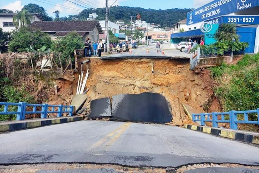 Cabeceira de ponte cai e motorista escapa por frao de segundos em Brusque