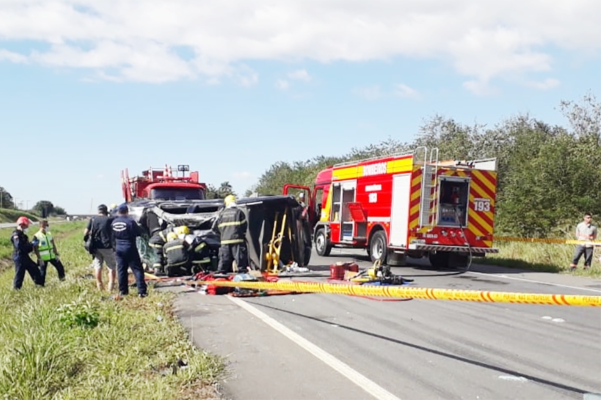 Mulher fica presa s ferragens aps coliso e capotamento na BR-470, em Ilhota