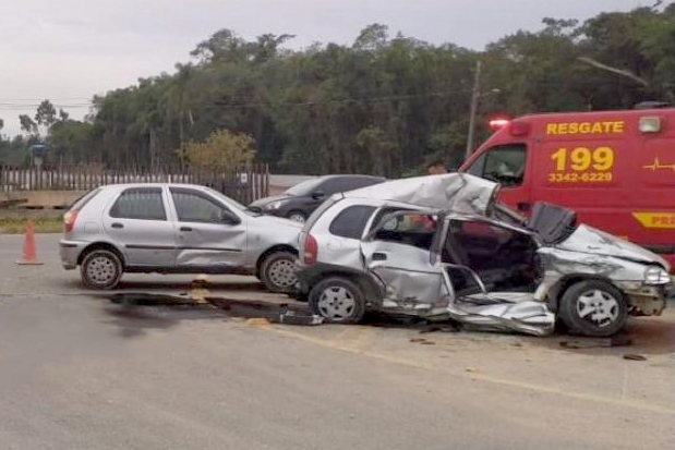 Grave acidente de trnsito mata duas pessoas na BR-470, em Navegantes