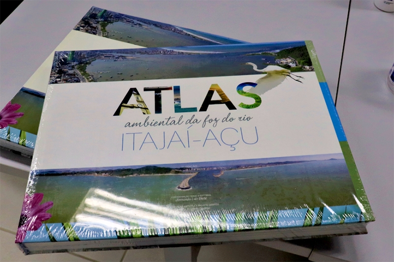 Gaspar recebe exemplares do Atlas Ambiental da Foz do Rio Itaja- Au