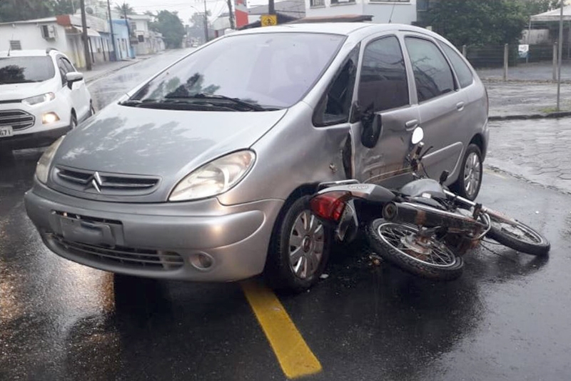 Coliso entre carro e moto deixa homem ferido no bairro Margem Esquerda, em Gaspar