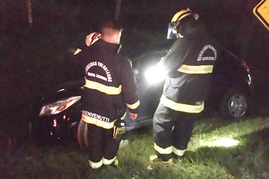 Homem dirige sob efeito de lcool e capota carro em Ilhota